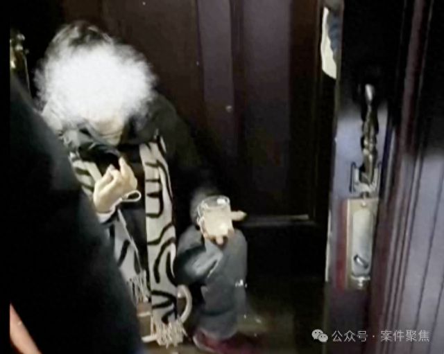 60多岁女子家中扫地时突然踩穿楼板跌落二楼邻居家事发建筑楼龄已96年